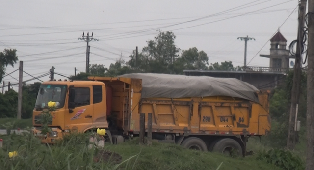 Xe quá tải, xe cơi nới “trẩy hội” phục vụ dự án trọng điểm huyện Thường Tín (Hà Nội) - Ảnh 2.