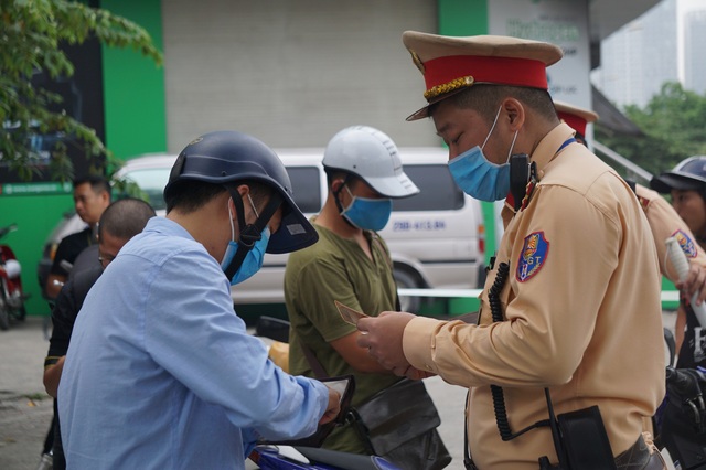 Lực lượng CSGT đồng loạt ra quân tổng kiểm soát các loại phương tiện - Ảnh 6.