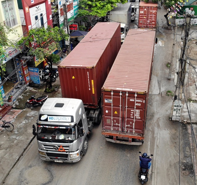 Cận cảnh con đường đau khổ bậc nhất Thủ đô khiến người dân khốn đốn - Ảnh 1.