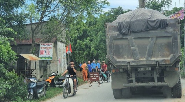 Xe quá tải, xe cơi nới “trẩy hội” phục vụ dự án trọng điểm huyện Thường Tín (Hà Nội) - Ảnh 14.
