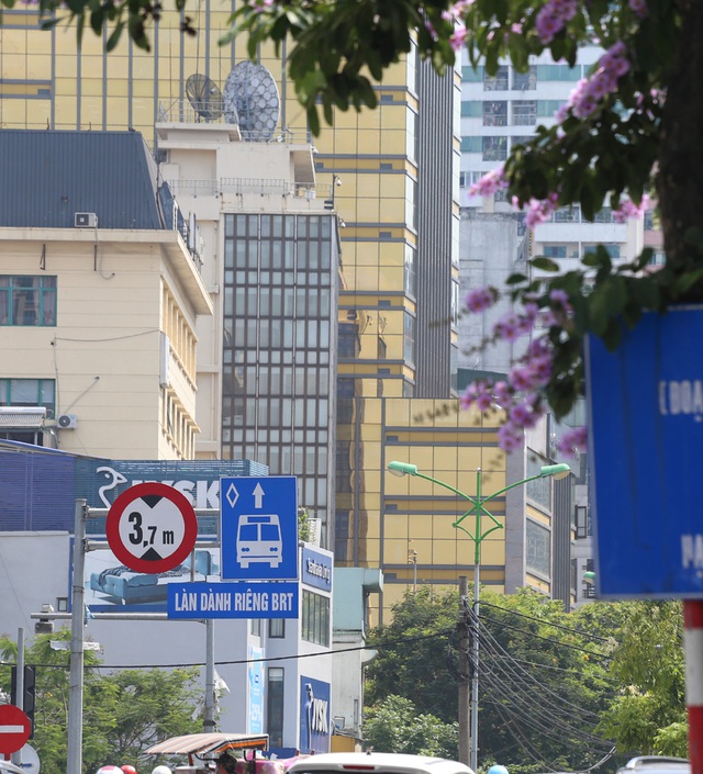 Tòa nhà dát vàng gây chói mắt cho người đi đường ở Hà Nội - Ảnh 9.