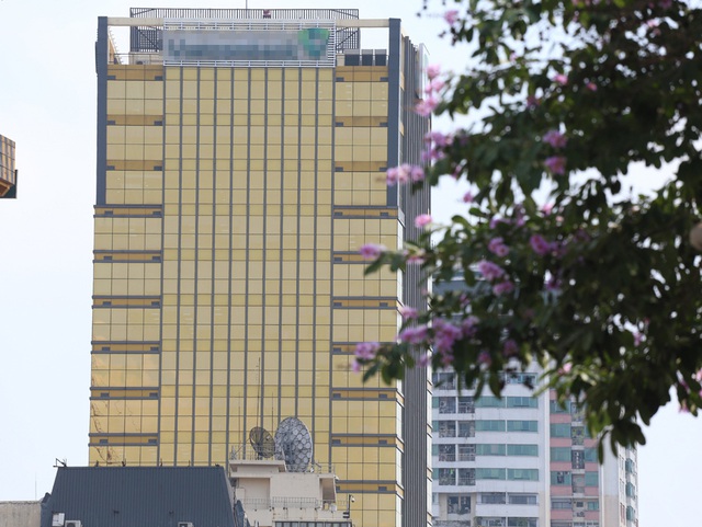 Tòa nhà dát vàng gây chói mắt cho người đi đường ở Hà Nội - Ảnh 10.