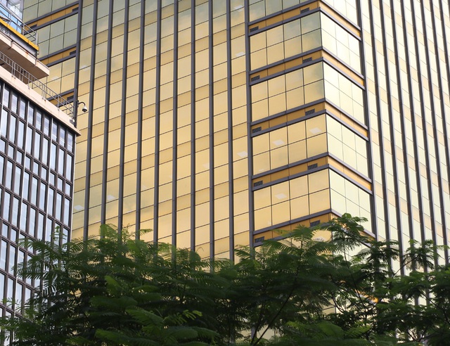 Tòa nhà dát vàng gây chói mắt cho người đi đường ở Hà Nội - Ảnh 11.
