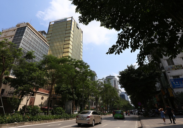 Tòa nhà dát vàng gây chói mắt cho người đi đường ở Hà Nội - Ảnh 4.