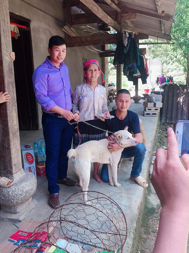Cụ bà HMông khóc thương khi phải bán chó, thanh niên vượt 140km tặng lại bà - Ảnh 1.