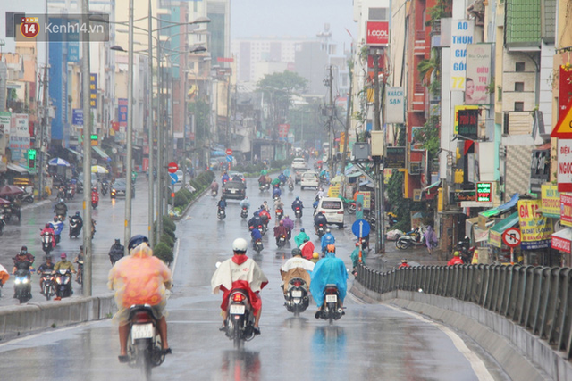 Ảnh: Cơn mưa vàng xối xả giải nhiệt cho Sài Gòn từ sáng sớm, chấm dứt chuỗi ngày nắng nóng kinh hoàng - Ảnh 2.