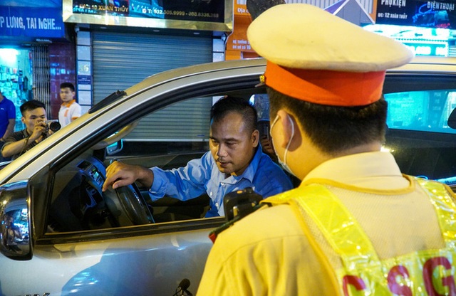 Hà Nội: Phạt 35 triệu đồng và giữ xe 7 ngày đối với tài xế sử dụng rượu, bia khi tham gia giao thông - Ảnh 2.