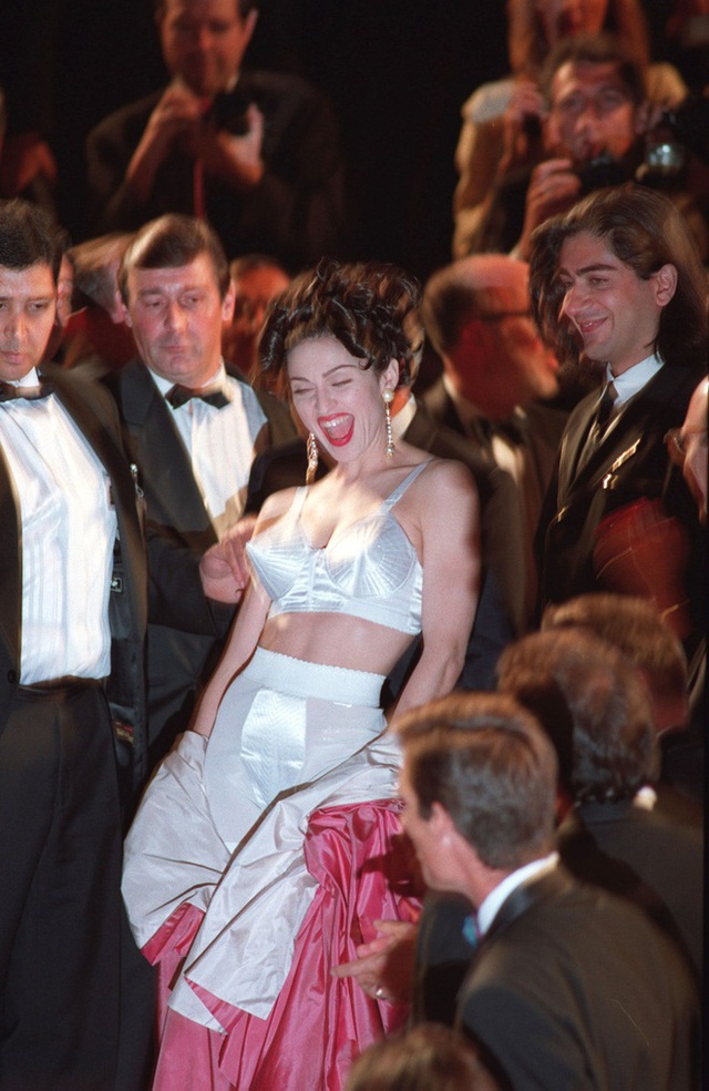 Những khoảnh khắc gây tranh cãi trên thảm đỏ LHP Cannes - Ảnh 2.