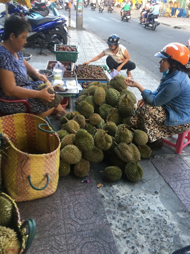 Vua của các loại trái cây đại hạ giá ở vỉa hè Sài Gòn, vì sao? - Ảnh 1.