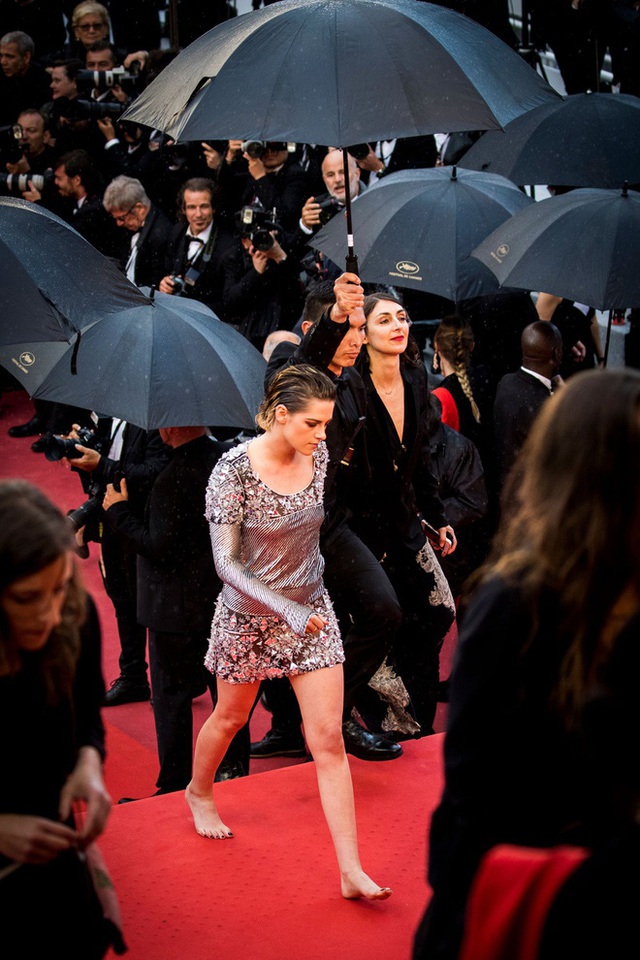 Những khoảnh khắc gây tranh cãi trên thảm đỏ LHP Cannes - Ảnh 6.