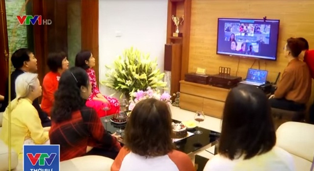 Cặp đôi Việt cưới ở Mỹ, hai họ chứng kiến qua tivi - Ảnh 1.