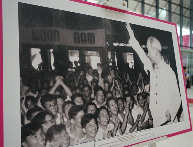 Những hình ảnh bình dị của Chủ tịch Hồ Chí Minh với quân và dân ta - Ảnh 14.