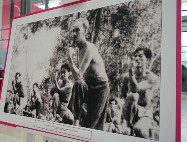 Những hình ảnh bình dị của Chủ tịch Hồ Chí Minh với quân và dân ta - Ảnh 15.