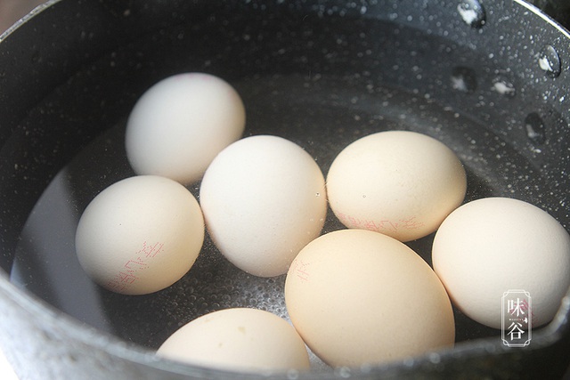 Cách ngâm trứng gà có hình vân đá cẩm thạch đẹp hút hồn - Ảnh 2.