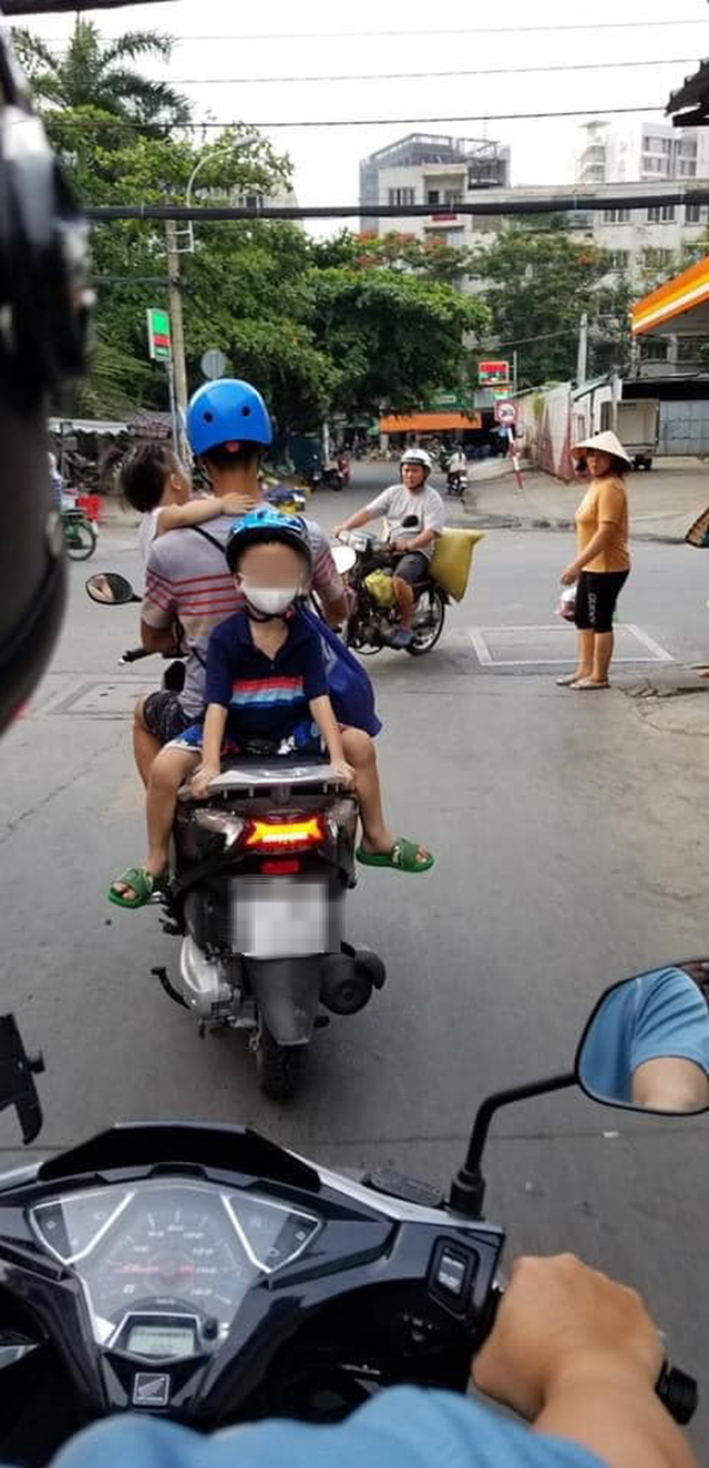 Bố chở con đi chơi bằng xe máy, nhưng vị trí ngồi của 2 đứa nhỏ khiến cả khu phố bất an - Ảnh 1.