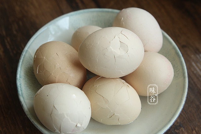 Cách ngâm trứng gà có hình vân đá cẩm thạch đẹp hút hồn - Ảnh 3.