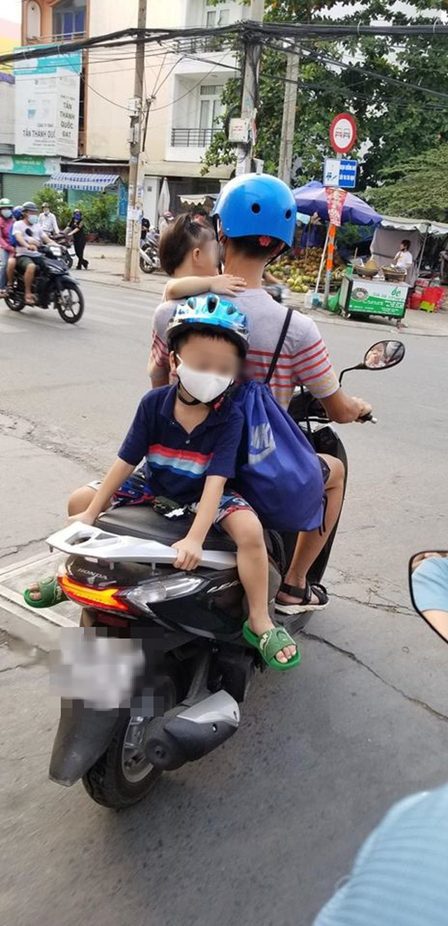 Bố chở con đi chơi bằng xe máy, nhưng vị trí ngồi của 2 đứa nhỏ khiến cả khu phố bất an - Ảnh 3.