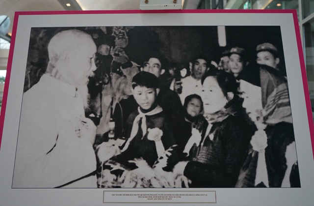 Những hình ảnh bình dị của Chủ tịch Hồ Chí Minh với quân và dân ta - Ảnh 6.