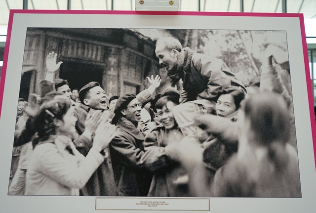 Những hình ảnh bình dị của Chủ tịch Hồ Chí Minh với quân và dân ta - Ảnh 7.