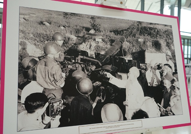 Những hình ảnh bình dị của Chủ tịch Hồ Chí Minh với quân và dân ta - Ảnh 9.