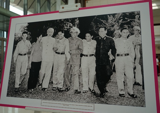 Những hình ảnh bình dị của Chủ tịch Hồ Chí Minh với quân và dân ta - Ảnh 12.