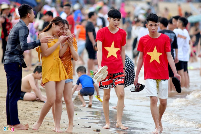 Hàng nghìn người đổ xuống bãi biển Đồ Sơn ngày lễ 1/5 - Ảnh 7.