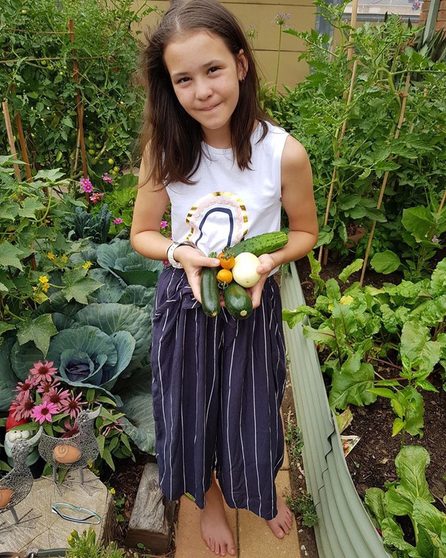 Khu vườn trồng đủ loại rau hữu cơ đẹp như tranh vẽ của bà mẹ dạy các con biết chăm sóc bản thân bằng cách làm vườn - Ảnh 8.