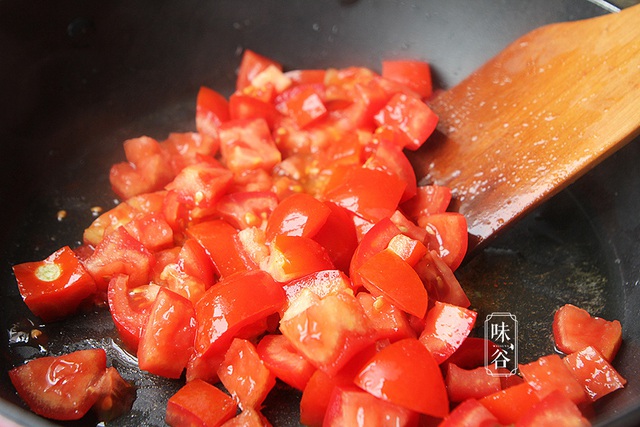 Nấu cà chua với tôm quá bình thường, thêm nguyên liệu này vị ngon tăng lên gấp bội - Ảnh 3.