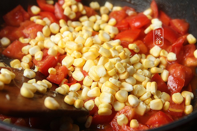 Nấu cà chua với tôm quá bình thường, thêm nguyên liệu này vị ngon tăng lên gấp bội - Ảnh 4.