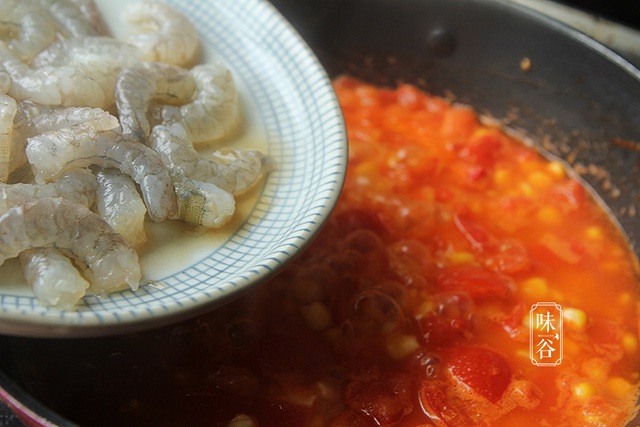Nấu cà chua với tôm quá bình thường, thêm nguyên liệu này vị ngon tăng lên gấp bội - Ảnh 6.