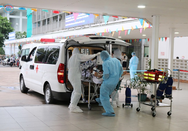 Bệnh viện Chợ Rẫy huy động toàn lực để cứu chữa cho phi công mắc COVID-19 - Ảnh 2.