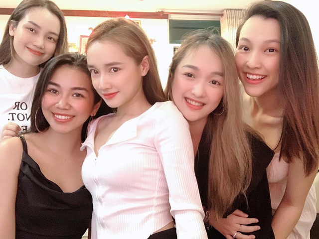 Nhã Phương đón tuổi 30 bên Trường Giang và nhóm bạn thân showbiz - Ảnh 6.