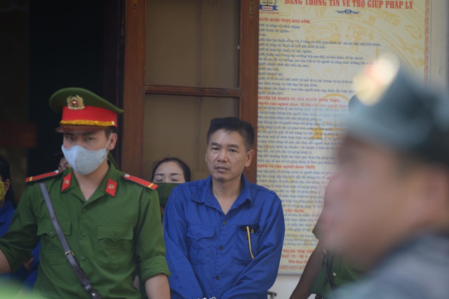 Cựu sếp phó Sở GD&ĐT tỉnh Sơn La và cấp dưới “bật” nhau tại toà xử vụ gian lận điểm thi - Ảnh 2.