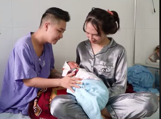 Cận cảnh cuộc sống vợ chồng người đàn ông đầu tiên ở Việt Nam mang bầu sau khi sinh con - Ảnh 2.