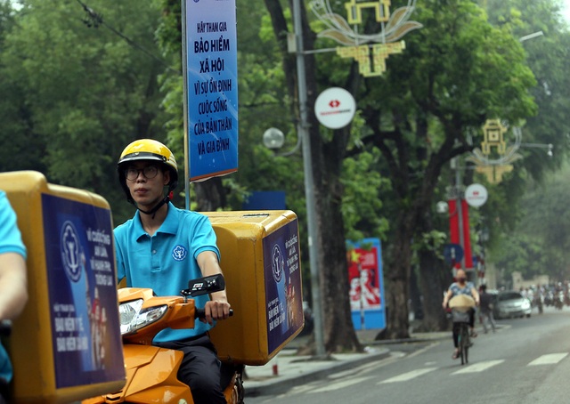 Nhân viên bưu điện xuống đường vận động người dân tham gia BHXH - Ảnh 11.