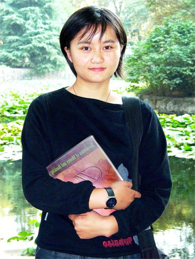 Hình ảnh cô bé nghèo có đôi mắt to từng lay động trái tim người Trung Quốc, 26 năm sau định mệnh thay đổi cuộc đời cô vì bức ảnh này - Ảnh 3. Hình ảnh cô bé nghèo có đôi mắt to từng lay động trái tim người Trung Quốc, 26 năm sau định mệnh thay đổi cuộc đời cô vì bức ảnh này - Ảnh 3.