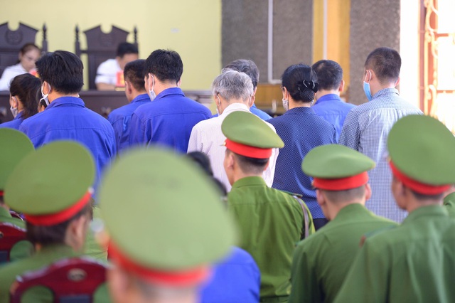 Hơn 90 năm tù giam cho các bị cáo vụ gian lận điểm thi ở Sơn La - Ảnh 5.