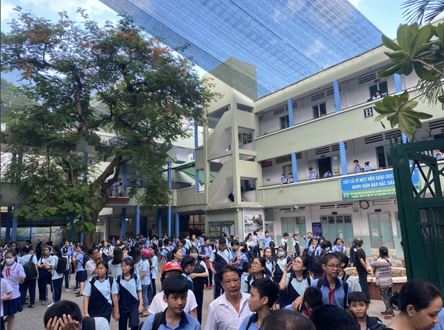 Hiệu trưởng THCS Bạch Đằng quyết định cho học sinh đi học ngay sau sự cố cây phượng đổ: Phụ huynh lo lắng nhưng tin vào trường - Ảnh 8.