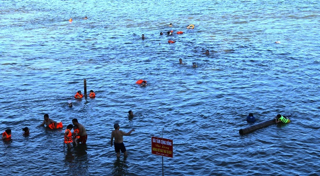 Nắng nóng, bố mẹ đưa cả trẻ con ra tắm sông Lam bất chấp nguy hiểm - Ảnh 4.