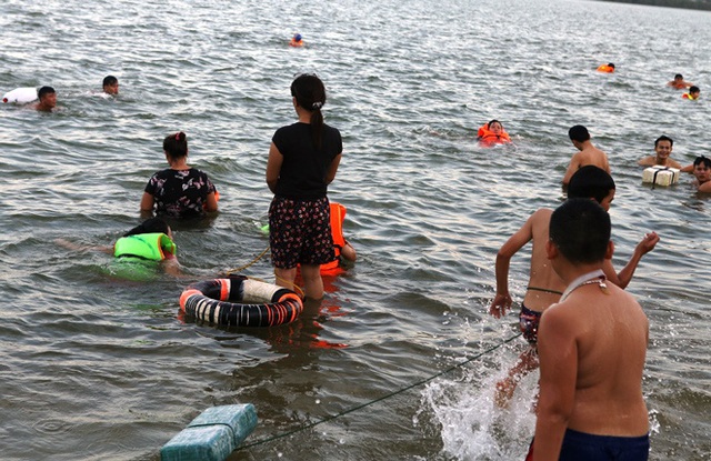 Nắng nóng, bố mẹ đưa cả trẻ con ra tắm sông Lam bất chấp nguy hiểm - Ảnh 2.