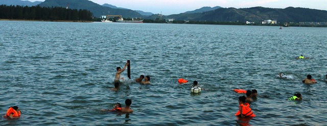 Nắng nóng, bố mẹ đưa cả trẻ con ra tắm sông Lam bất chấp nguy hiểm - Ảnh 3.