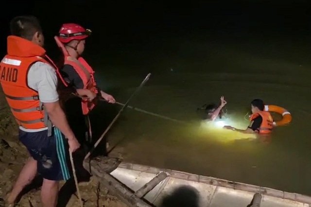 Trắng đêm ngụp lặn tìm kiếm nam sinh 15 tuổi chết đuối ở Đà Nẵng - Ảnh 1.