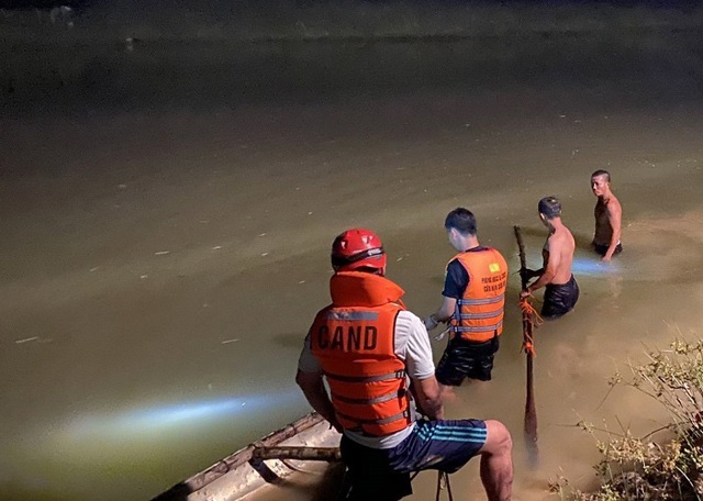 Trắng đêm ngụp lặn tìm kiếm nam sinh 15 tuổi chết đuối ở Đà Nẵng - Ảnh 2.