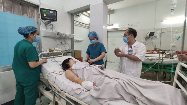 Bị máy cuốn nát bàn tay khi đang xay thịt nấu ăn - Ảnh 2.