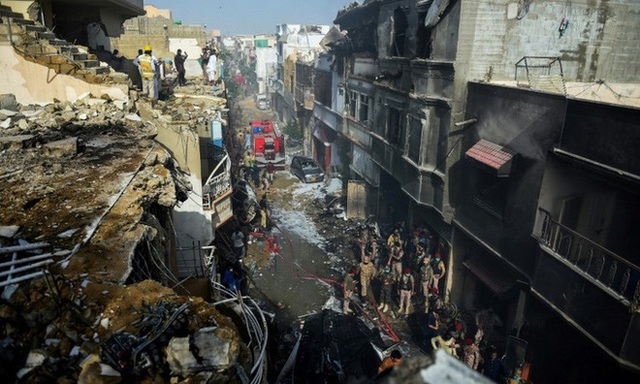 Phát hiện túi tiền lớn trong máy bay rơi làm 97 người chết ở Pakistan - Ảnh 1.