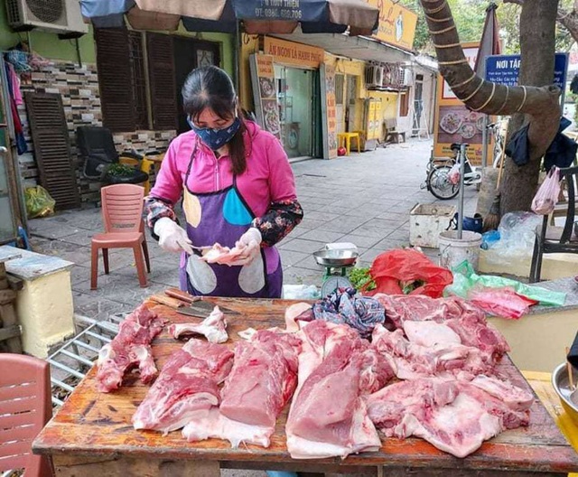 Thứ 6 (29/5): Thịt lợn bán ở chợ dân sinh đánh dấu mức kỷ lục 200.000 đồng/kg, người tiêu dùng cắn răng móc ví - Ảnh 1.