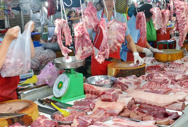 Thứ 6 (29/5): Thịt lợn bán ở chợ dân sinh đánh dấu mức kỷ lục 200.000 đồng/kg, người tiêu dùng cắn răng móc ví - Ảnh 2.