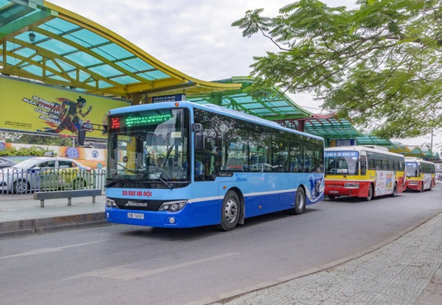 100% xe buýt ở Hà Nội hoạt động trở lại từ ngày 4/5, khách phải ngồi giãn cách - Ảnh 1.