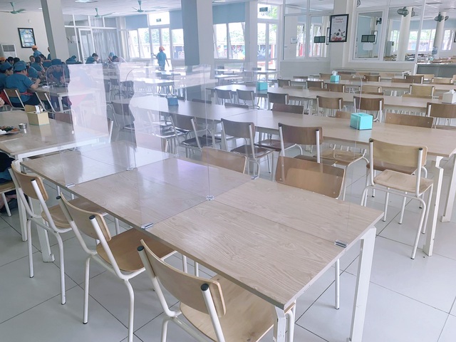 Trường học Hà Nội chia đôi lớp, lắp vách ngăn đón học sinh trở lại - Ảnh 7.