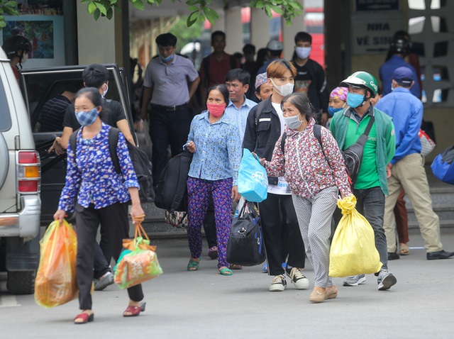  Người dân lỉnh kỉnh đồ đạc ùn ùn trở lại Thủ đô Hà Nội sau kì nghỉ lễ  - Ảnh 8.